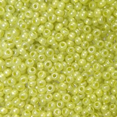 pērlītes N10 zaļas marmorīgas "Yellowgreen Metallic dyed alabaster" (25g) Čehija - j1931