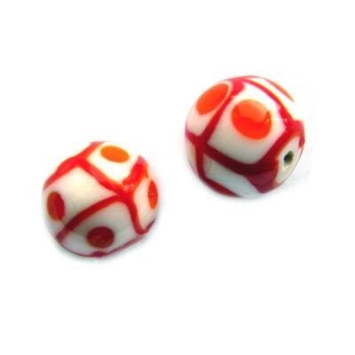 pērle apaļa 12mm balta ar sarkanām ar rūtīm (Indija) - b206-4