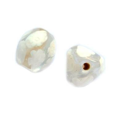 -40% pērle trīsstūris 15x15mm ar puķēm (Indija) balta - b280-322