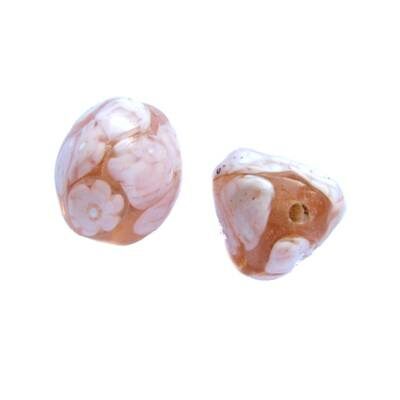 -40% pērle trīsstūris 15x15mm ar puķēm (Indija) g.rozā - b280-555